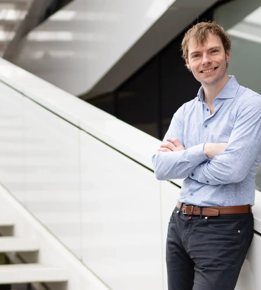 Zakelijk portret op een trap in een modern kantoor