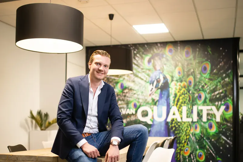 Portret aan een vergadertafel