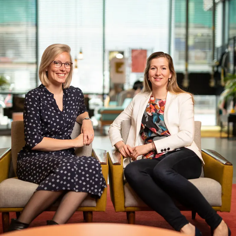 Duoportret in een lounge