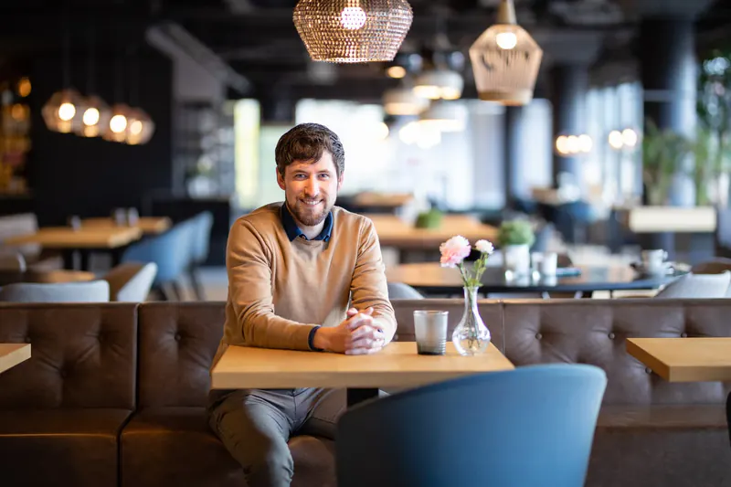 Portret aan tafel in een horecazaak