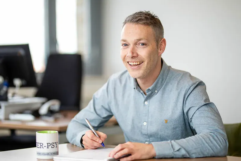 Zakelijk portret aan het bureau, gefotografeerd door Martijn Scholtens