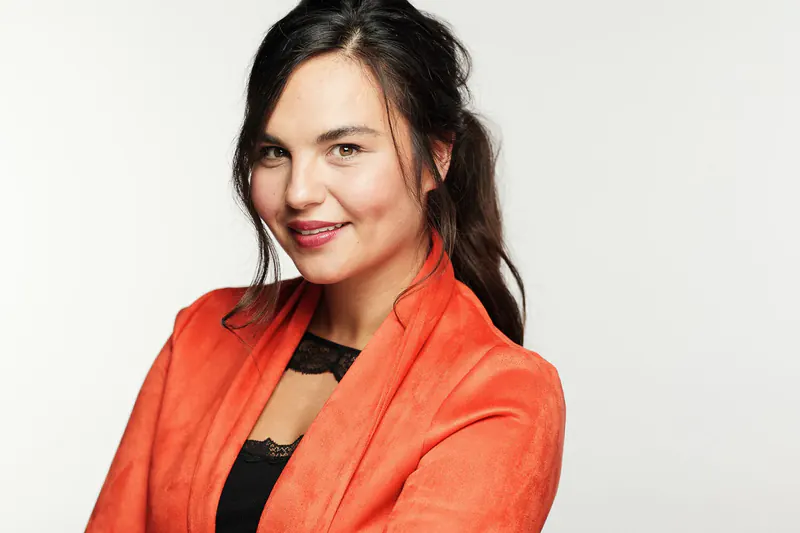 Portret van een vrouw in een oranje jasje