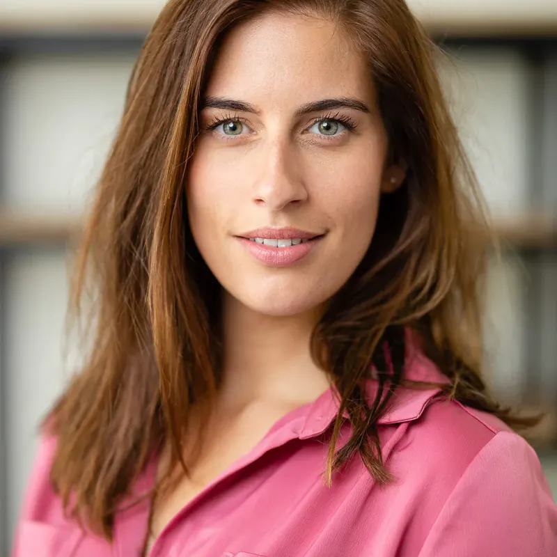 Portret van een vrouw in roze blouse